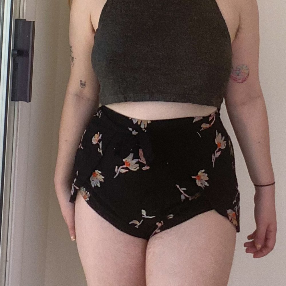 Kimchi Blue UO Floral Black Tie Shorts